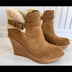 UGG ANKLE WEDGE BOOT
WOMEN’S SIZE 9
